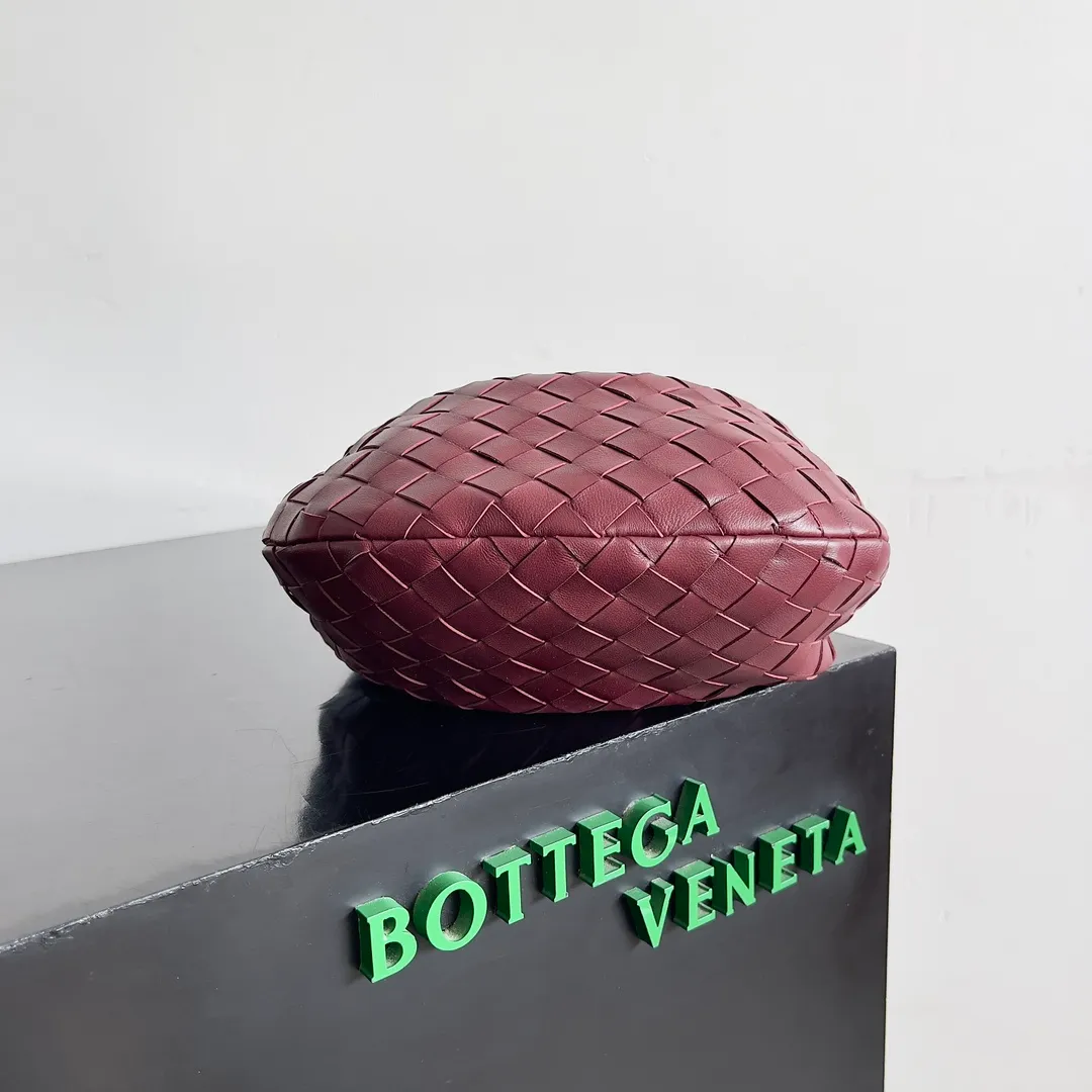 Batch 1120 Bottega veneta͙.——The latest braided and knotted hobo🔥 The top-grade lambskin leather is very soft, the bag shape is unique, practical and durable. It retains the traditional weaving elements while being a bit more flamboyant ~ Made of hand-woven sheepskin, zipper opening and closing, curved seamless structure, effortless to match. Highly recommended⚠️⚠️⚠️ The highest-end in the market🌈 Welcome to compare [Factory equipped with full package] size: 23x15x5cm.   Model: 651876